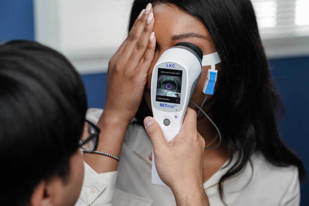 ERG test with the RETeval handheld device